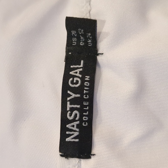 Nasty Gal Plus Basic Tie Front Swimsuit in White with Adjustable Straps Size 20 - Picture 4 of 6